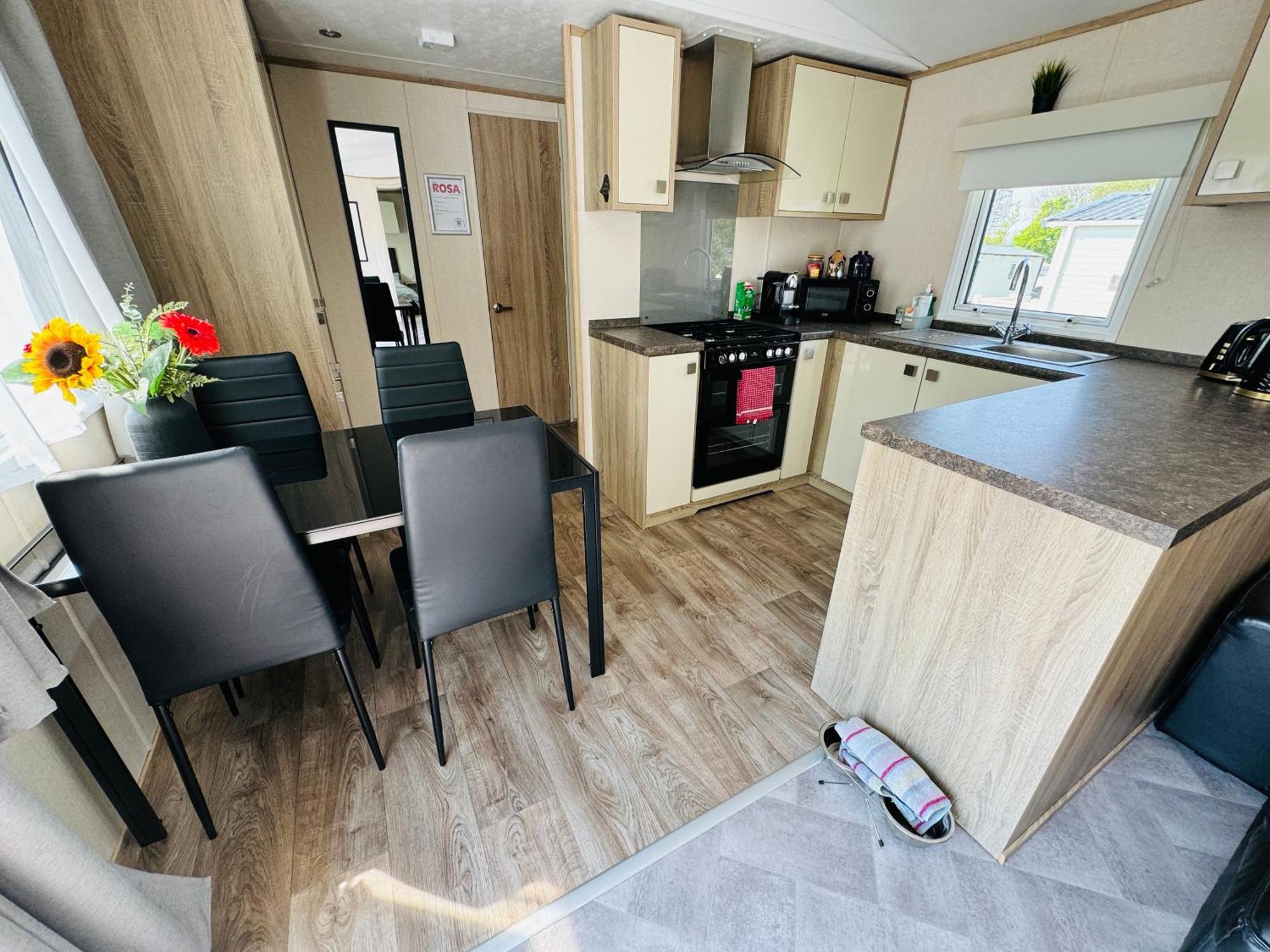 Rosa - Bournemouth Holiday Home 윔번민스터 외부 사진
